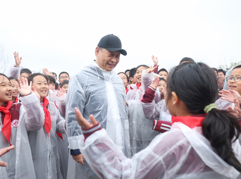 4月4日，党和国家领导人习近平、李强、赵乐际、王沪宁、蔡奇、丁薛祥、李希、韩正等冒雨来到北京市朝阳区东坝中心公园参加首都义务植树活动。这是植树后，习近平同在场的中小学生亲切交谈。